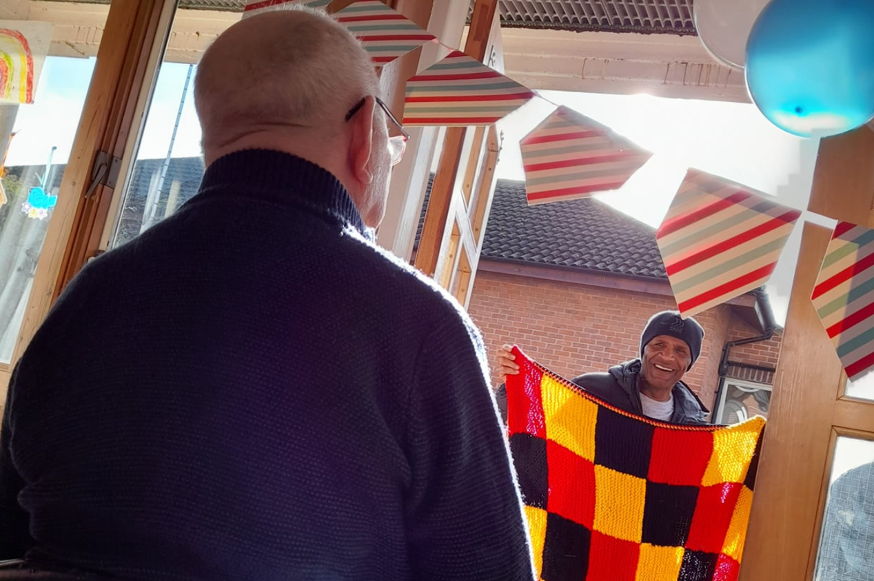 Watford FC Coach pays resident Des a visit Image